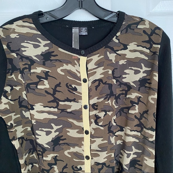 CAMO BUTTON DOWN SWEATER BY LE TEMPS DES CERISES - Picture 3 of 9